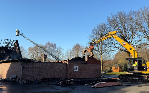 FW-ROW: Großbrand von Wohnhaus mit Schwimmbad - Einsatz dauert über fünf Stunden - Foto: presseportal.de