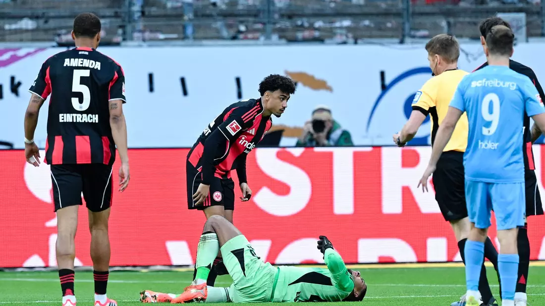 Früher Verletzungsschock: Frankfurts Schlussmann Kauã Santos verletzte sich am Knie. - Bild: Uwe Anspach/dpa