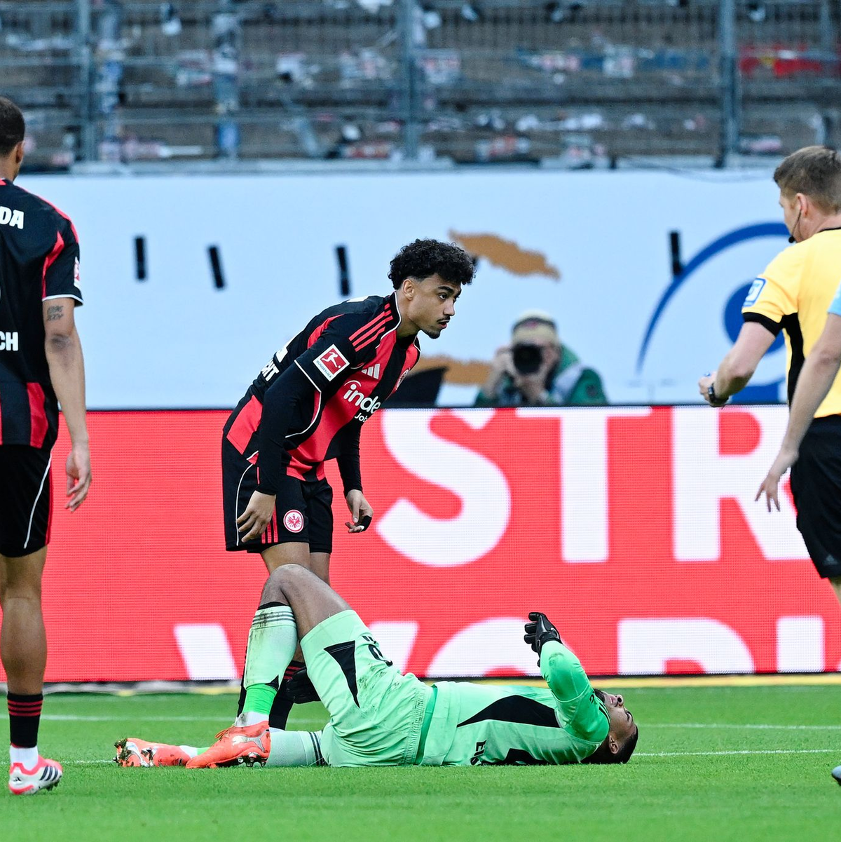 Früher Verletzungsschock: Frankfurts Schlussmann Kauã Santos verletzte sich am Knie. - Foto: Uwe Anspach/dpa