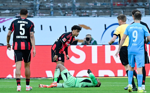 Früher Verletzungsschock: Frankfurts Schlussmann Kauã Santos verletzte sich am Knie. - Foto: Uwe Anspach/dpa Früher Verletzungsschock: Frankfurts Schlussmann Kauã Santos verletzte sich am Knie. - Foto: Uwe Anspach/dpa