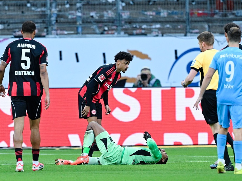 Früher Verletzungsschock: Frankfurts Schlussmann Kauã Santos verletzte sich am Knie. - Foto: Uwe Anspach/dpa