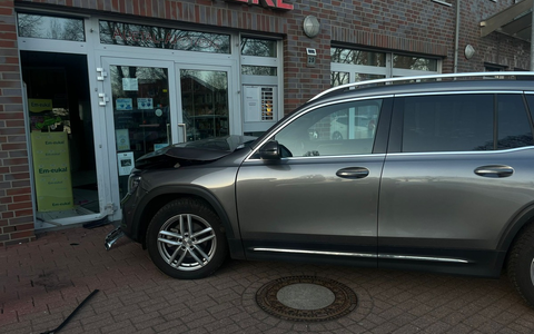 POL-STD: Senior fährt in Harsefeld gegen Apothekeneingang - Foto: presseportal.de