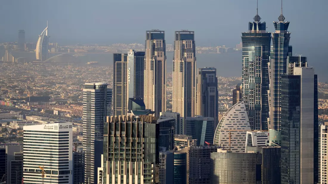 Einige beliebte Reiseziele liegen in der Golfregion, etwa Dubai – hier sind nun viele deutsche Urlauber gestrandet. (Archivbild) - Bild: Kamran Jebreili/AP/dpa