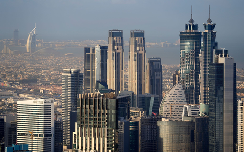Einige beliebte Reiseziele liegen in der Golfregion, etwa Dubai – hier sind nun viele deutsche Urlauber gestrandet. (Archivbild) - Foto: Kamran Jebreili/AP/dpa