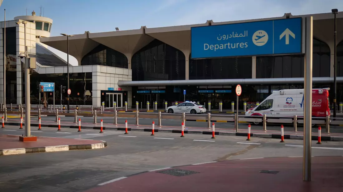 Etwa am internationalen Flughafen von Dubai gibt es derzeit keine Abflüge und Landungen. - Bild: Altaf Qadri/AP/dpa