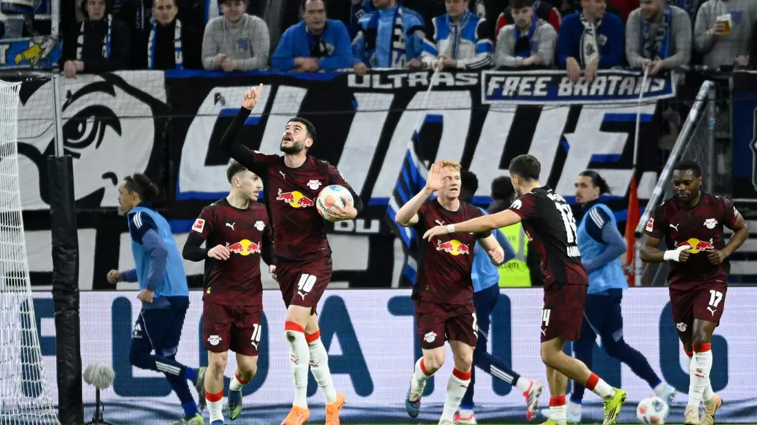 Rômulo (RB Leipzig) jubelt nach seinem Tor zum 1:1. - Bild: Gregor Fischer/dpa