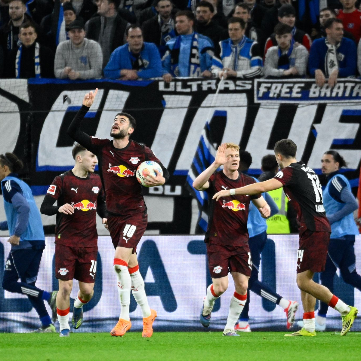 Rômulo (RB Leipzig) jubelt nach seinem Tor zum 1:1. - Foto: Gregor Fischer/dpa