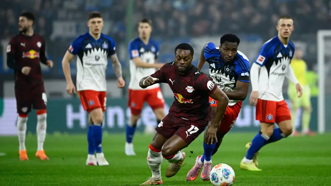 Ridle Baku (RB Leipzig) (l-r) und Philip Otele (Hamburger SV) kämpfen um den Ball. - Bild: Gregor Fischer/dpa