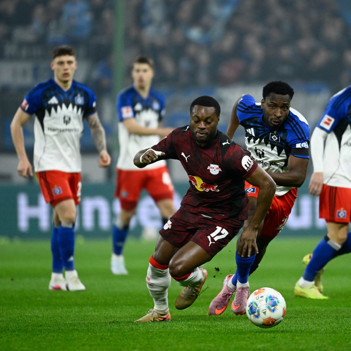 Ridle Baku (RB Leipzig) (l-r) und Philip Otele (Hamburger SV) kämpfen um den Ball. - Foto: Gregor Fischer/dpa