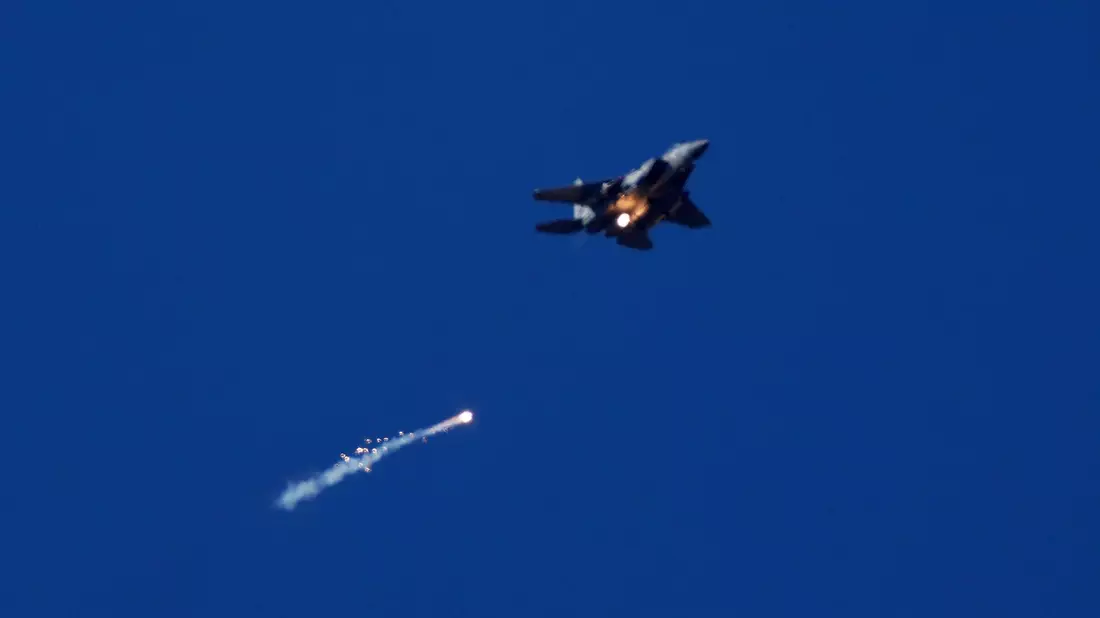Israels Luftwaffe greift weiter im Iran an. (Archivbild)  - Bild: Ariel Schalit/AP/dpa