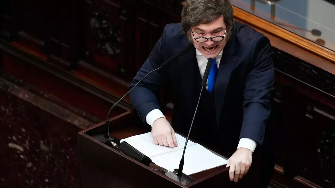 Der ultraliberale Präsident gerät heftig mit oppositionellen Abgeordneten aneinander.  - Bild: Gustavo Garello/AP/dpa
