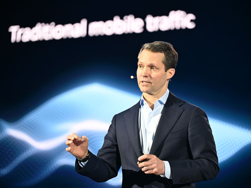 Nokia-Chef Justin Hotard sieht viel Arbeit auf die Netzbetreiber zukommen. - Foto: Wolf von Dewitz/dpa