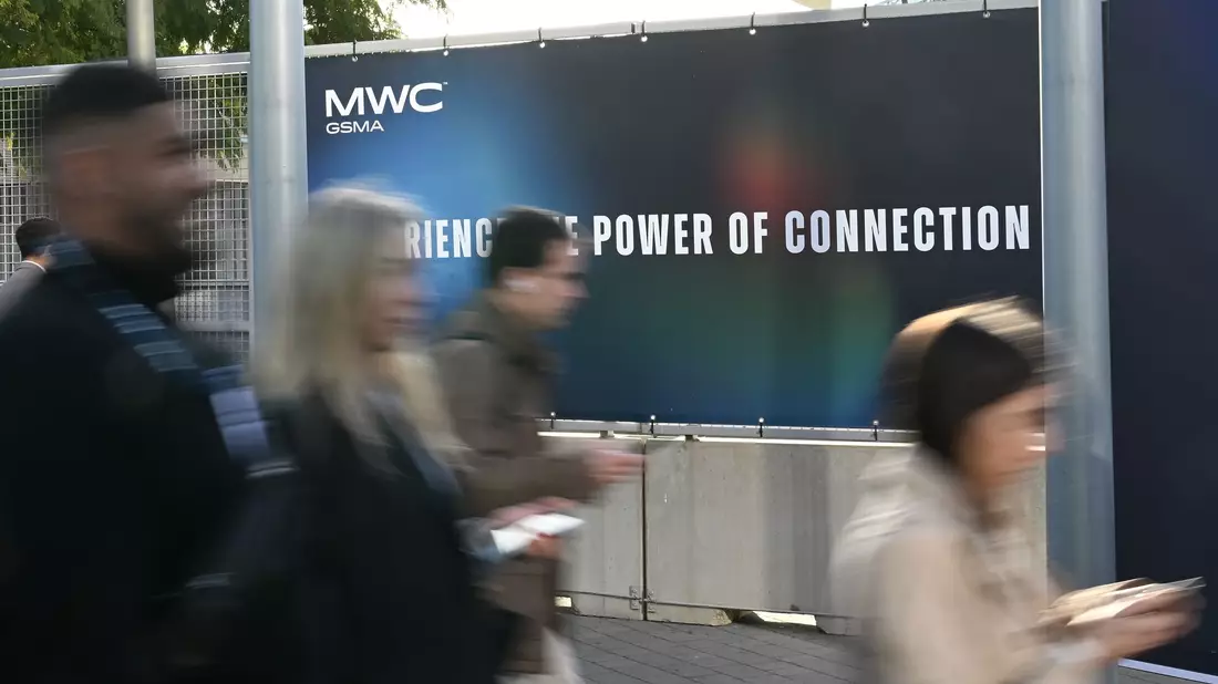 Besucher auf dem Weg zum MWC 2025 - auch dieses Jahr werden Menschenmassen in die Hallen strömen. - Bild: Wolf von Dewitz/dpa