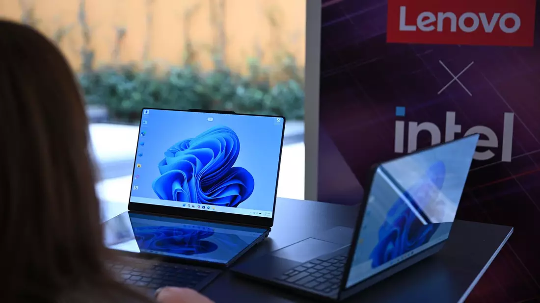 Zwei Lenovo-Laptops, die jeweils zwei Bildschirme haben: Rechts ist der zweite Bildschirm auf der Rückseite des ersten Bildschirms und links sind die beiden Bildschirme nebeneinander montiert - einer liegt vor der Tastatur und dahinter steht der zweite Bildschirm. - Bild: Wolf von Dewitz/dpa