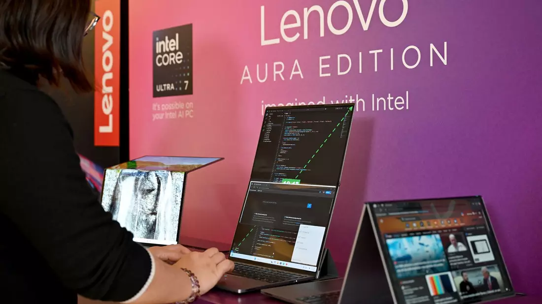 Ein 2025 vorgestellter Laptop mit überlangem Bildschirm, den man nach hinten wegklappen kann. - Bild: Wolf von Dewitz/dpa