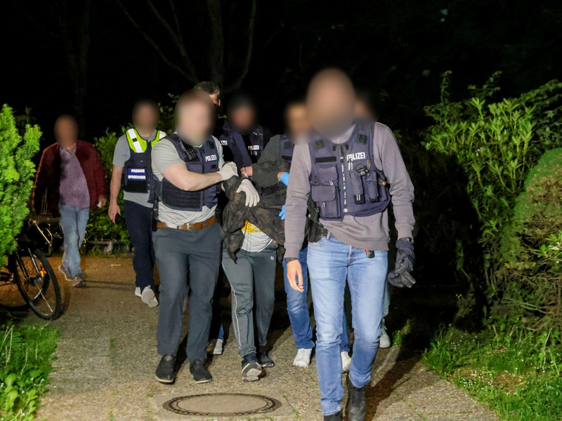 Der Verdächtige unmittelbar nach seiner Festnahme. (Archivbild) - Foto: Tim Oelbermann/dpa