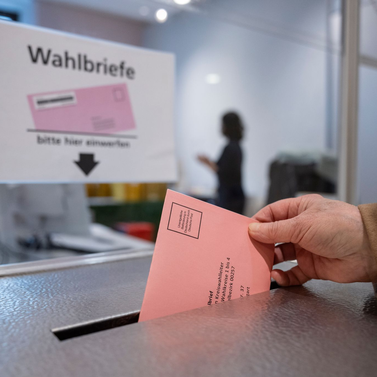 Teilnehmen dürfen deutsche Staatsbürger, die am Wahltag mindestens 16 Jahre alt sind und seit mindestens drei Monaten ihren Hauptwohnsitz in Baden-Württemberg haben. - Foto: Marijan Murat/dpa