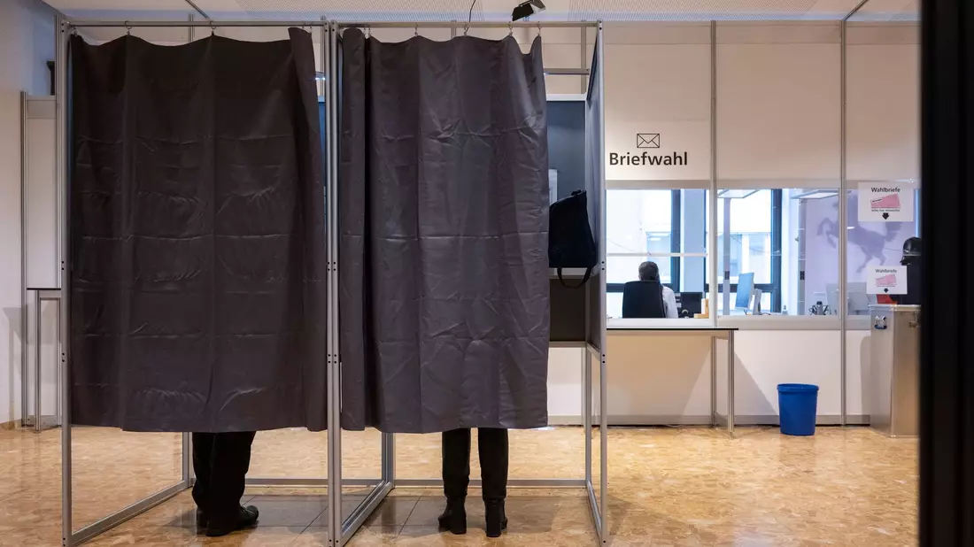 Wahlberechtigt sind bei der Landtagswahl nach Schätzung des Statistischen Landesamtes rund 7,7 Millionen Menschen.  - Bild: Marijan Murat/dpa