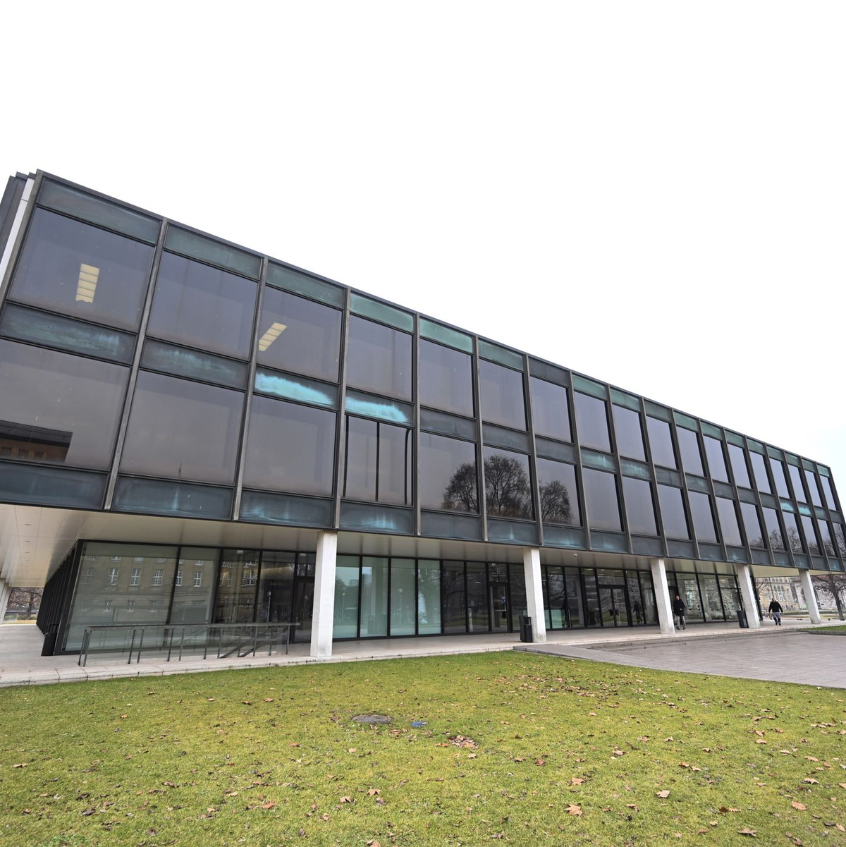 Die Abgeordneten im Stuttgarter Parlament vertreten die gut elf Millionen Baden-Württembergerinnen und Baden-Württemberger und beschließen Gesetze. - Foto: Bernd Weißbrod/dpa