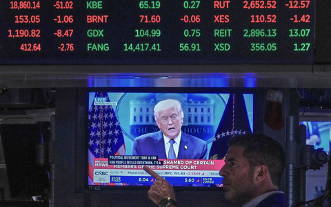 Auch die Zoll-Politik von Donald Trump wird Thema beim Besuch von Bundeskanzler Merz sein.  - Foto: Richard Drew/AP/dpa