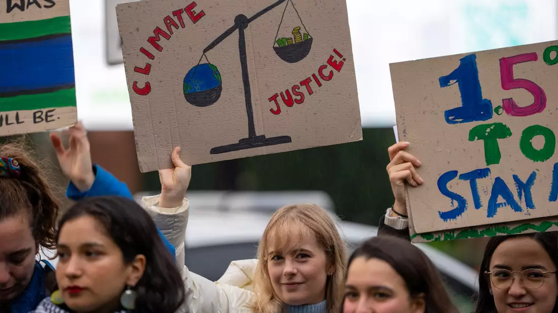 Umweltschützer fordern Klimaziele auch vor Gericht ein. (Symbolbild) - Bild: Peter Dejong/AP/dpa