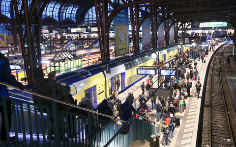 Große Bahnknoten wie Hamburg sind überlastet. (Archivbild)  - Foto: Bodo Marks/dpa