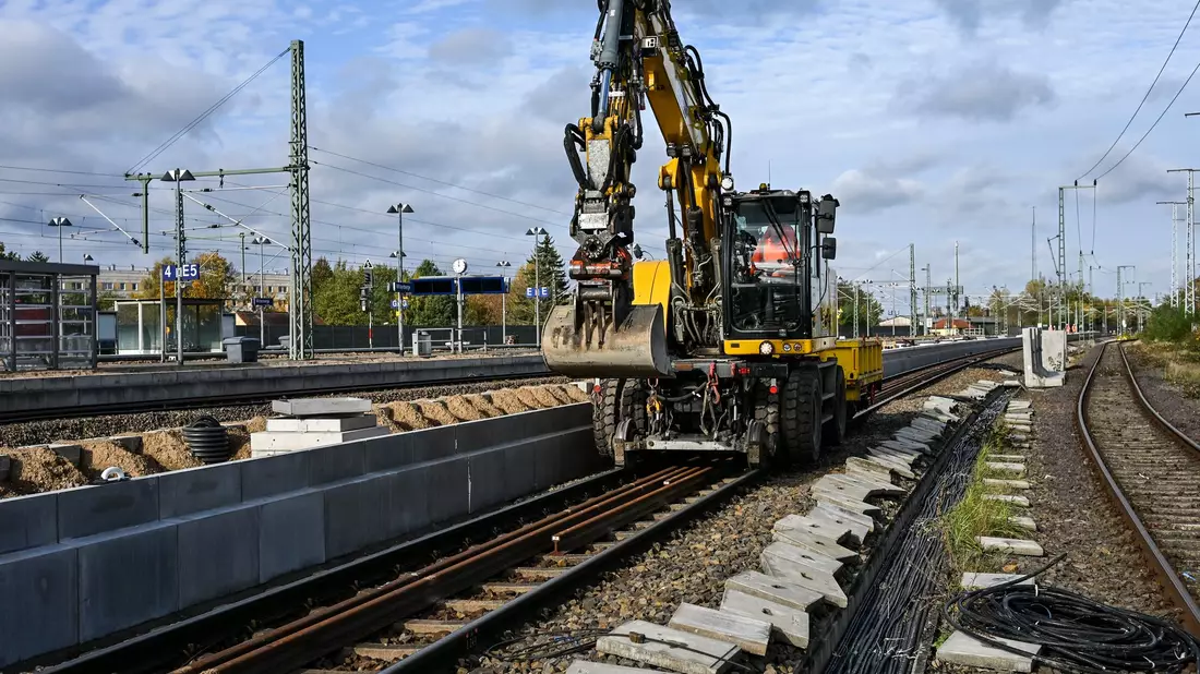 Die Bahn will an Strecken-Sanierungen mit gebündelten Arbeiten festhalten. (Archivbild)   - Bild: Jens Kalaene/dpa
