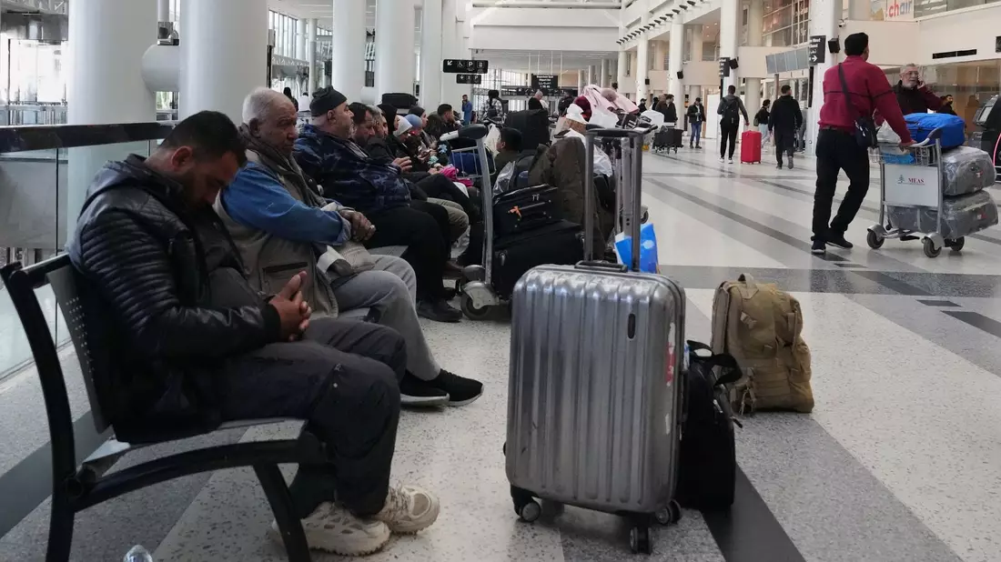 Nichts geht mehr im Abflugterminal des Internationalen Flughafens Rafik Hariri in Beirut.  - Bild: Hassan Ammar/AP/dpa