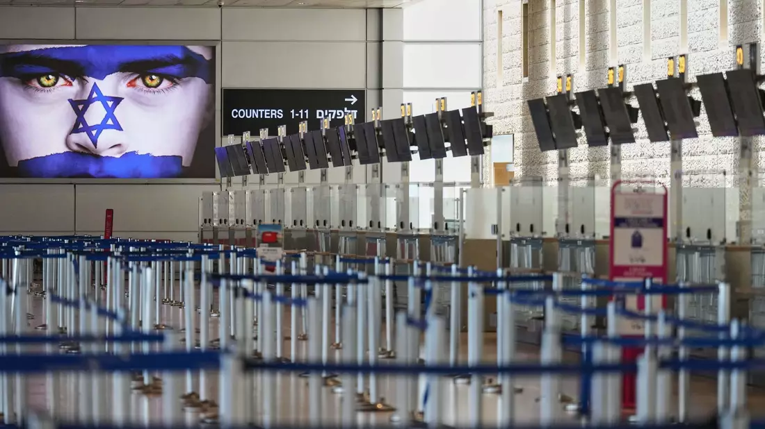 Der israelische Ben-Gurion-Flughafen bei Tel Aviv ist leer. - Bild: Ariel Schalit/AP/dpa