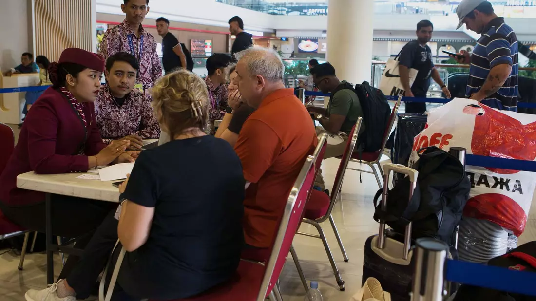 Airlines können derzeit nichts ausrichten: Es ist unklar, wann die Flughäfen in der Golfregion wieder den Betrieb aufnehmen und wann gestrandete Reisende - wie hier auf Bali - nach Hause können.  - Bild: Firdia Lisnawati/AP/dpa