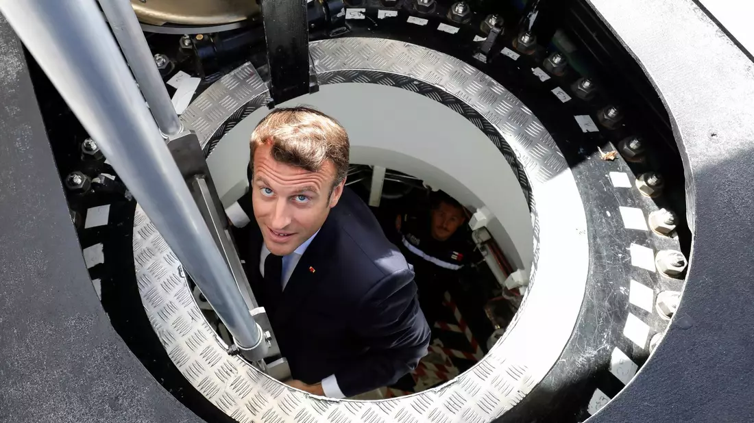 Frankreichs Präsident Emmanuel Macron steigt aus dem französischen Atom-U-Boot Suffren. (Archivbild) - Bild: Ludovic Marin/AFP POOL/dpa