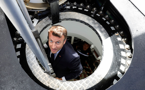 Frankreichs Präsident Emmanuel Macron steigt aus dem französischen Atom-U-Boot Suffren. (Archivbild) - Foto: Ludovic Marin/AFP POOL/dpa