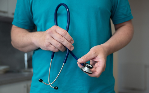 Vor allem bestimmte Routineaufgaben könnten Ärzte an Medizinische Fachangestellten abgeben, so der Vorschlag. - Foto: Sebastian Kahnert/dpa Vor allem bestimmte Routineaufgaben könnten Ärzte an Medizinische Fachangestellten abgeben, so der Vorschlag. - Foto: Sebastian Kahnert/dpa