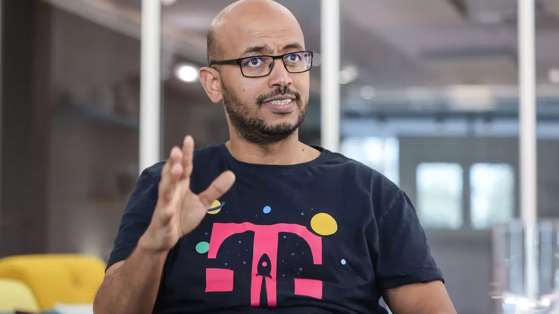 Telekom-Technologievorstand Abdu Mudesir möchte bald loslegen mit dem KI-Assistenten. - Bild: Oliver Berg/dpa