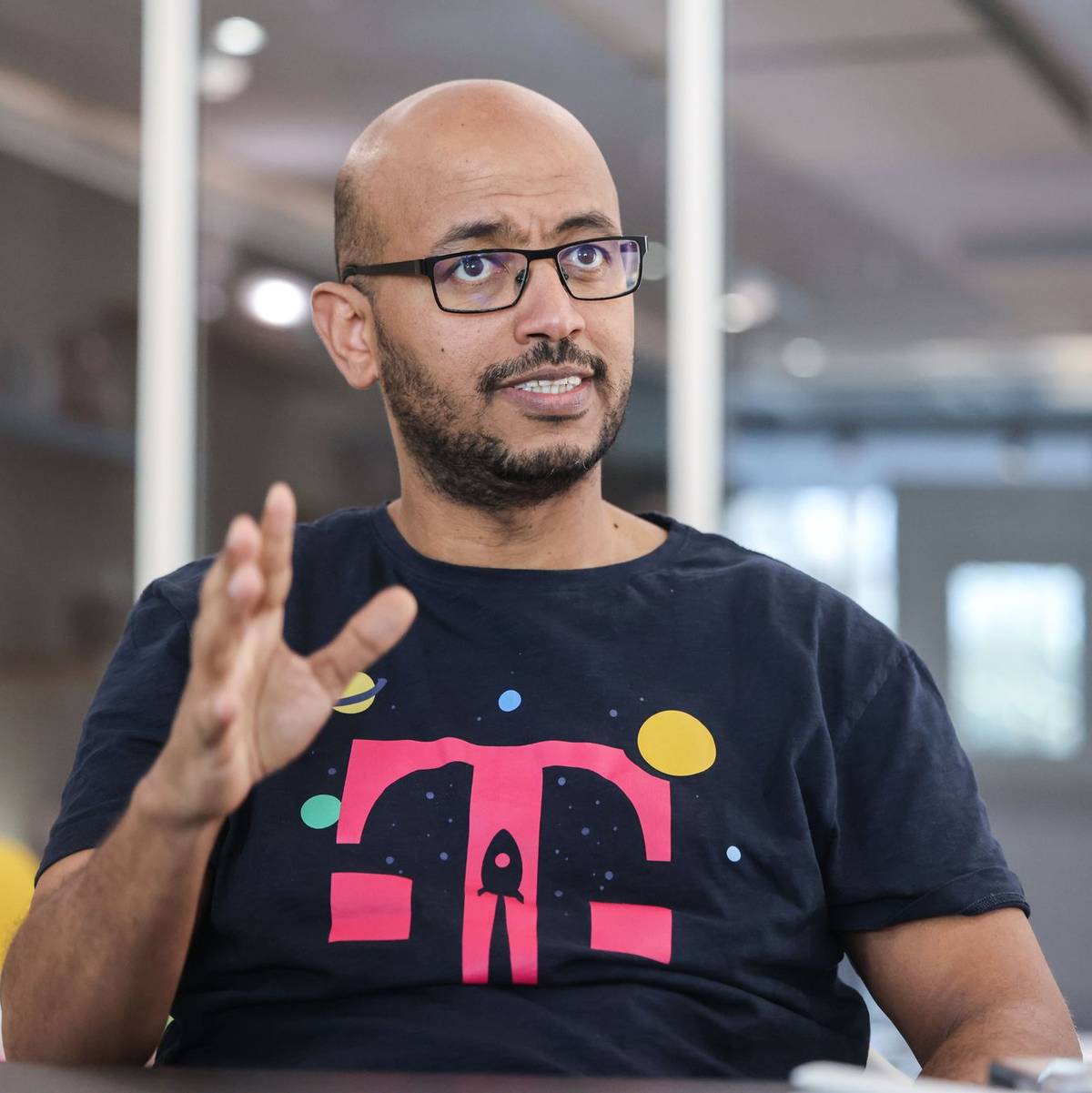 Telekom-Technologievorstand Abdu Mudesir möchte bald loslegen mit dem KI-Assistenten. - Foto: Oliver Berg/dpa