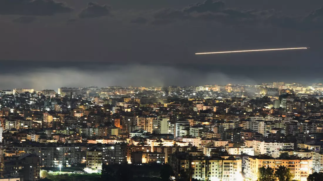 Nach einem Raketenangriff der Hisbollah-Miliz bombardiert Israel Ziele im Libanon.   - Bild: Hassan Ammar/AP/dpa