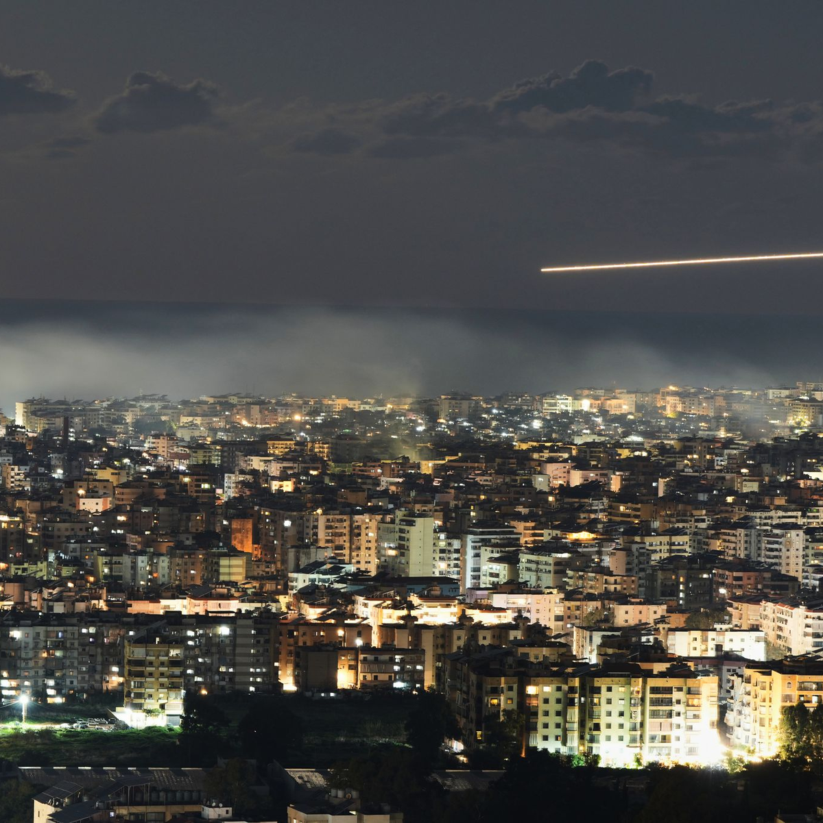 Nach einem Raketenangriff der Hisbollah-Miliz bombardiert Israel Ziele im Libanon.   - Foto: Hassan Ammar/AP/dpa