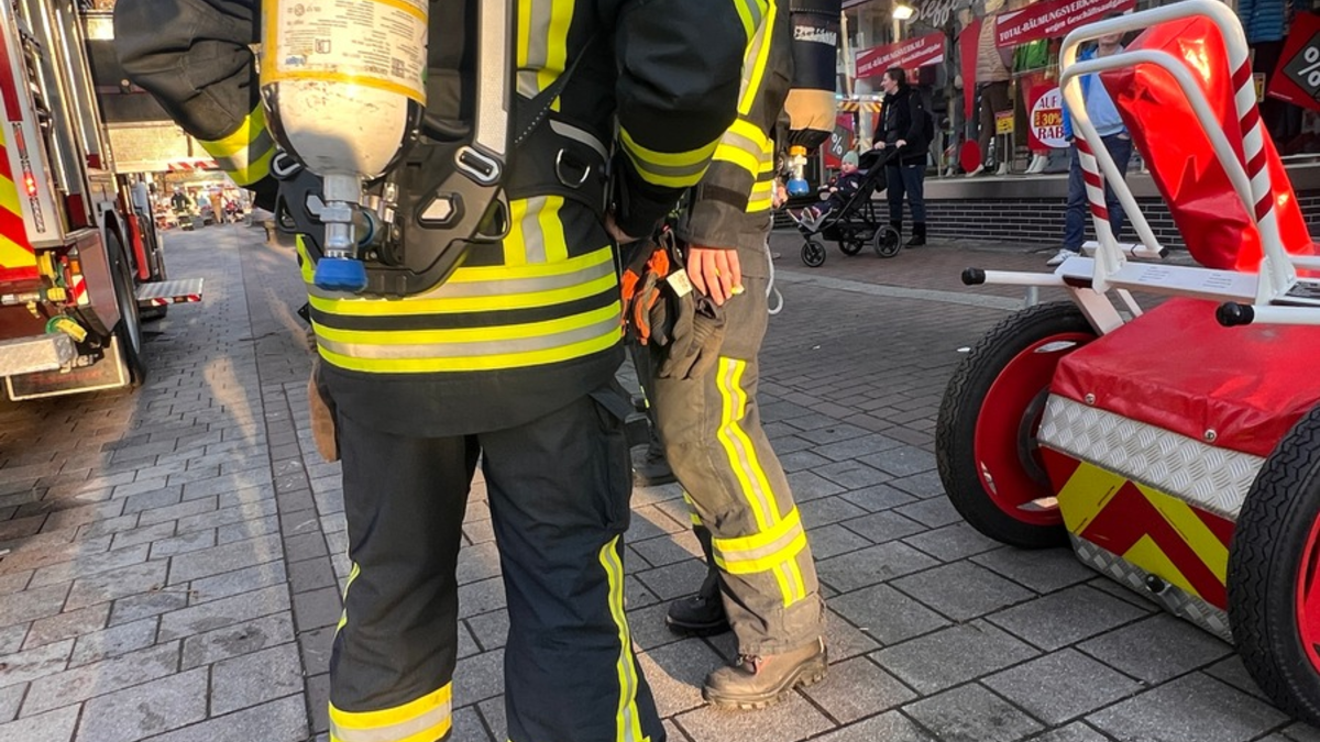 FW Horn-Bad Meinberg: Zimmerbrand mit zwei verletzten Personen - Wohnung unbewohnbar - Foto: presseportal.de