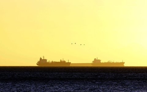 Öltanker sind wesentlich für den Transport von Rohöl. (Symbolbild) - Foto: Juan Carlos Hernandez/ZUMA Wire/dpa