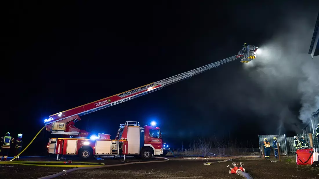 FW LK Neunkirchen: Großbrand in Wellesweiler Fitnessstudio - Bild: presseportal.de