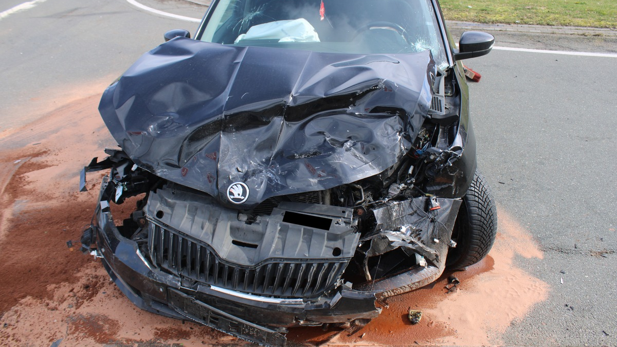 POL-MI: Verkehrsunfall im Kreuzungsbereich mit zwei Verletzten - Foto: presseportal.de