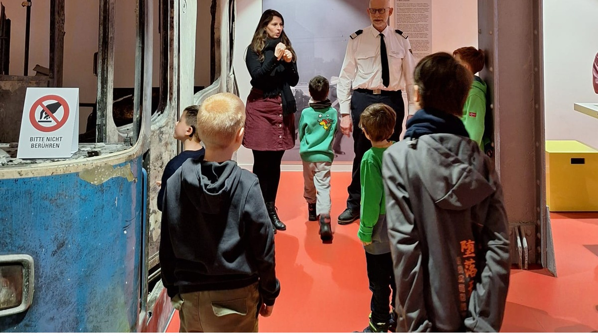 FW-M: Münchner Feuerwehrausstellung bietet erstmals Führung in Gebärdensprache an (Altstadt) - Foto: presseportal.de