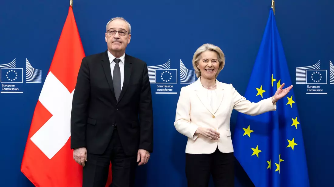 Unterzeichneten die Abkommen in Brüssel: EU-Kommissionspräsidentin Ursula von der Leyen und Guy Parmelin, Bundespräsident der Schweiz. - Bild: Peter Klaunzer/KEYSTONE/dpa