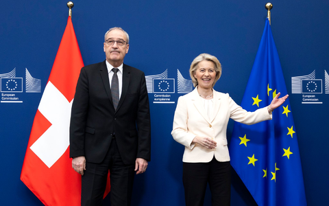 Unterzeichneten die Abkommen in Brüssel: EU-Kommissionspräsidentin Ursula von der Leyen und Guy Parmelin, Bundespräsident der Schweiz. - Foto: Peter Klaunzer/KEYSTONE/dpa