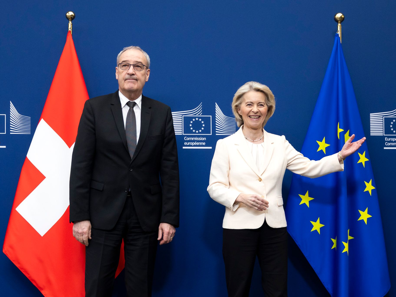 Unterzeichneten die Abkommen in Brüssel: EU-Kommissionspräsidentin Ursula von der Leyen und Guy Parmelin, Bundespräsident der Schweiz. - Foto: Peter Klaunzer/KEYSTONE/dpa
