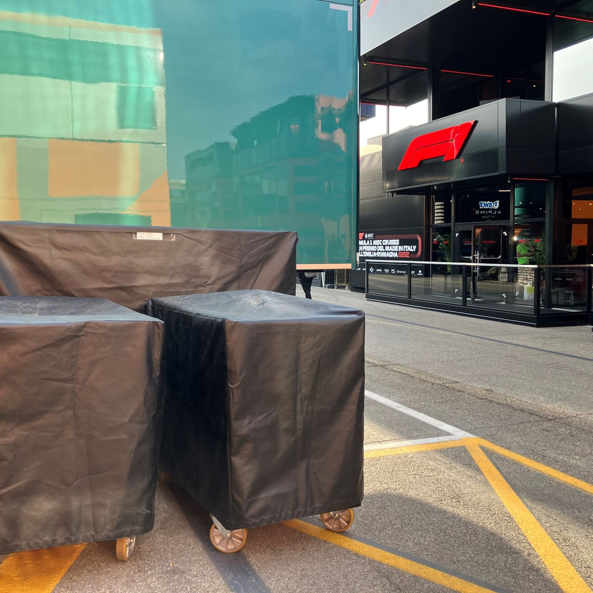 Die Formel 1 ist auch logistisch ein Schwergewicht. (Archivbild) - Foto: Martin Moravec/dpa