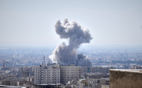 Wie lange die Angriffe auf den Iran und die iranischen Gegenangriffe auf Ziele in Israel und mehreren arabischen Staaten andauern werden, ist noch nicht absehbar. - Foto: Vahid Salemi/AP/dpa