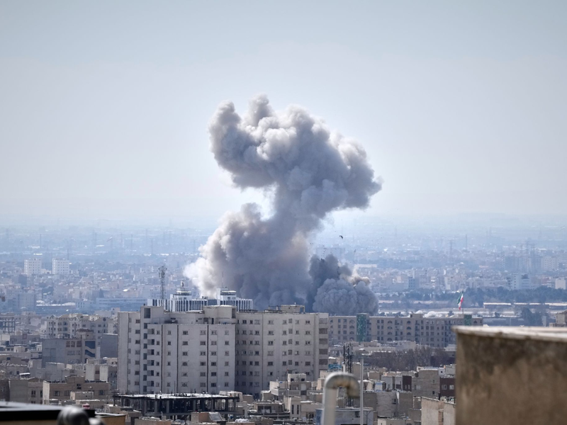 Wie lange die Angriffe auf den Iran und die iranischen Gegenangriffe auf Ziele in Israel und mehreren arabischen Staaten andauern werden, ist noch nicht absehbar. - Foto: Vahid Salemi/AP/dpa