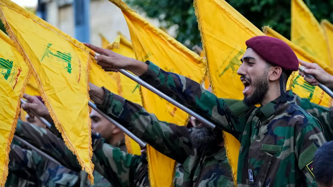 Libanons Ministerpräsident Nauaf Salam hat die militärischen Aktivitäten der Hisbollah-Miliz für illegal erklärt. (Archivbild) - Bild: Hassan Ammar/AP/dpa