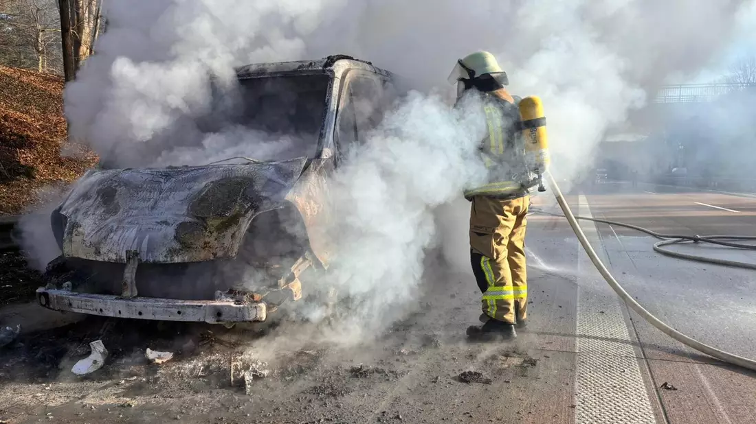 FW-OLL: Feuerwehr Groß Ippener löscht brennenden PKW auf der Autobahn A1 - Bild: presseportal.de